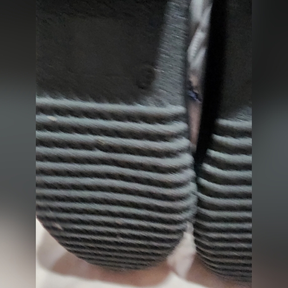 Khombu Women's Gray Quilted Winter Boots 8 - Picture 6 of 6